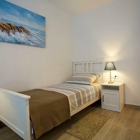 Cozy Coastal Gama *