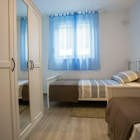 Cozy Coastal Gama