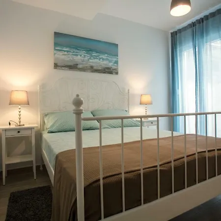 Cozy Coastal Gama